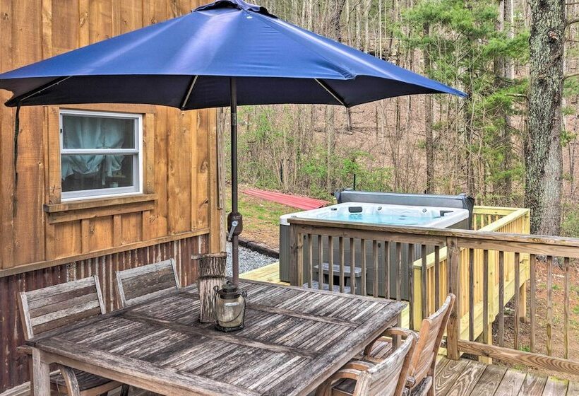 Hendersonville Cabin W/ Hot Tub, Views & Fire Pit!