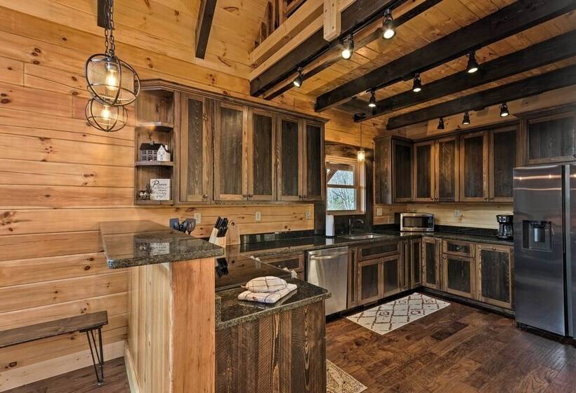 Hilltop Cabin On 5 Acres W/ Hot Tub & Waterfall!