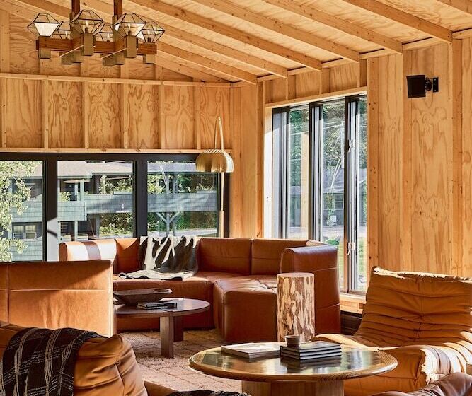 مسافرخانه Awol Stowe