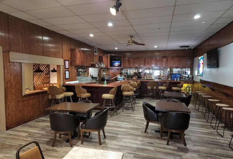 호텔 Delta Queen Lodge Bar Restaurant