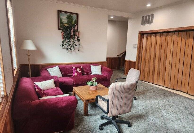 호텔 Delta Queen Lodge Bar Restaurant