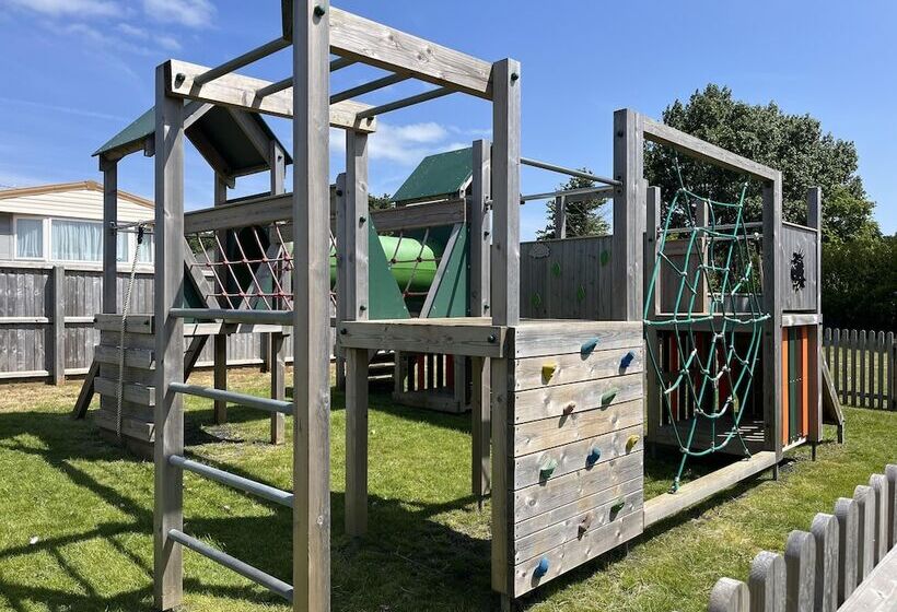 בית מלון כפרי St Helens   Lodge   Sleeps 4   Pets Allowed   Pool