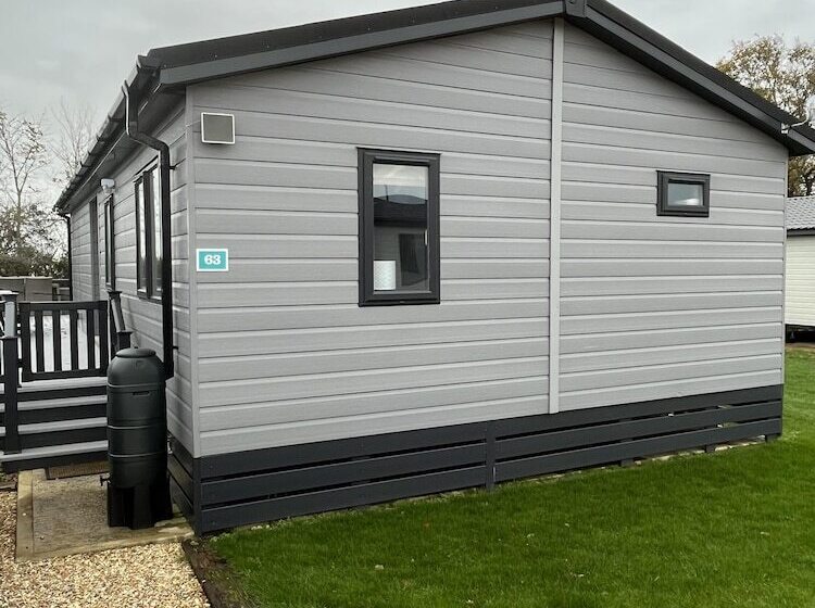 בית מלון כפרי St Helens   Lodge   Sleeps 4   Pets Allowed   Pool