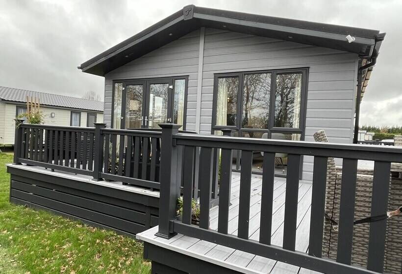 בית מלון כפרי St Helens   Lodge   Sleeps 4   Pets Allowed   Pool