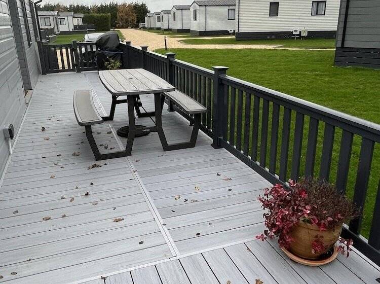 בית מלון כפרי St Helens   Lodge   Sleeps 4   Pets Allowed   Pool