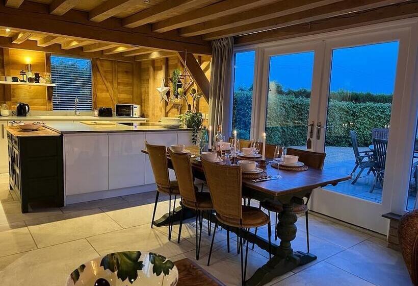 교외 호텔 The Hen House