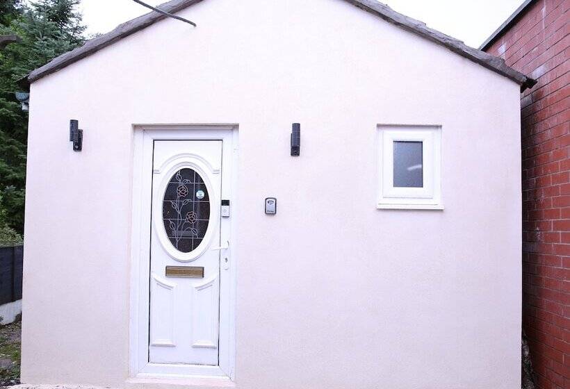 Отель The Lodge Oldham