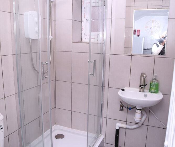 Отель The Lodge Oldham