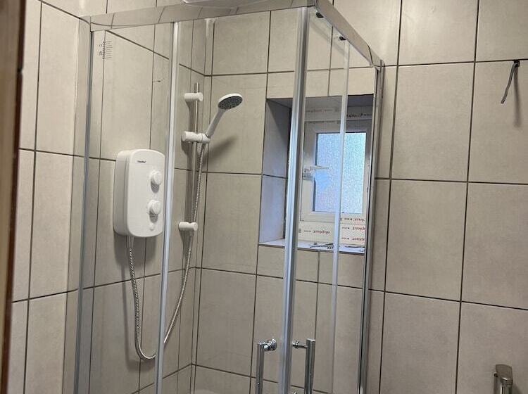 Отель The Lodge Oldham