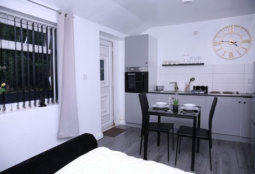 Отель The Lodge Oldham