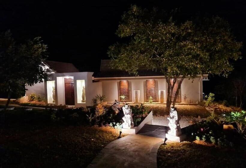 Отель The Zarafa