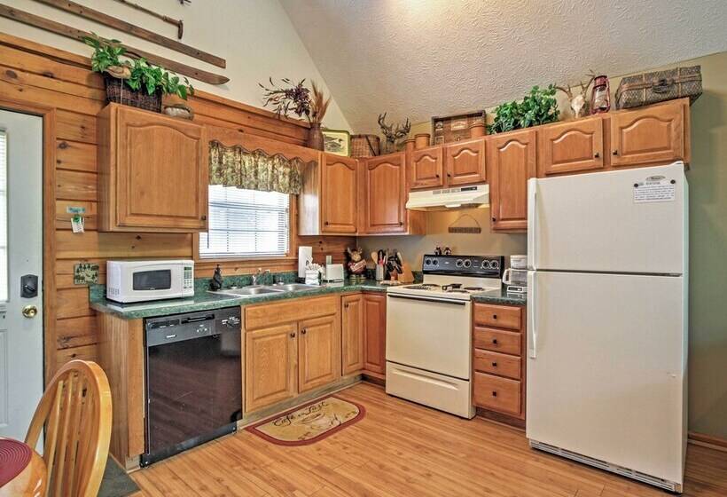 Idyllic Cabin W/ Hot Tub < 2 Mi To Dollywood!