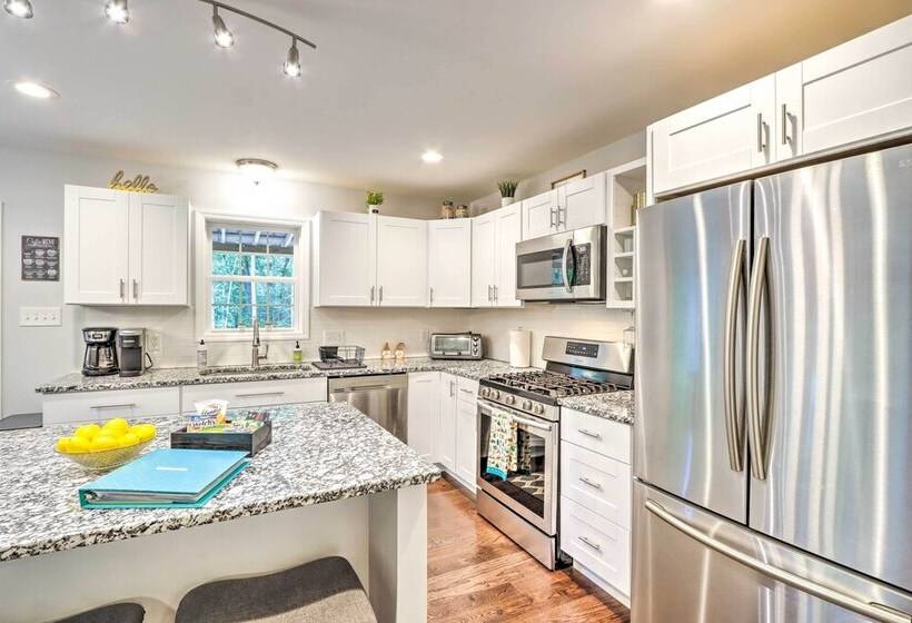 Warne Retreat W/ Hot Tub & Fire Pit!