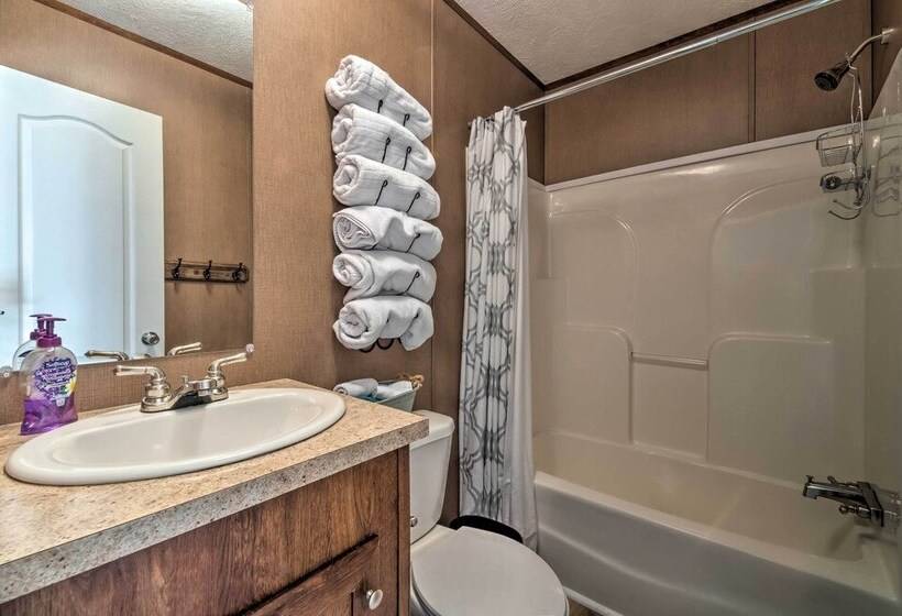 Kentucky House Located On Dale Hollow Lake!