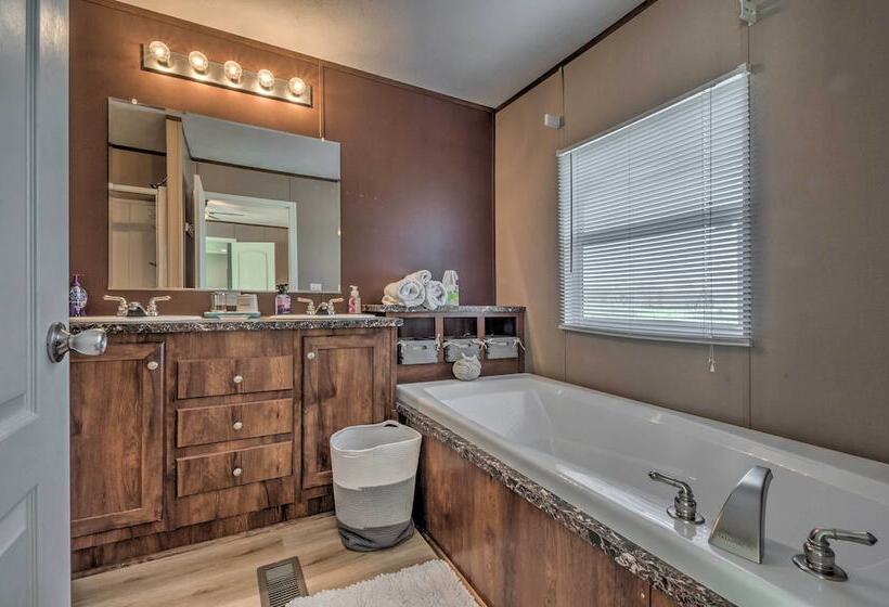 Kentucky House Located On Dale Hollow Lake!