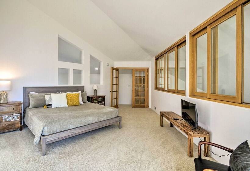 Kingston Home W/ Magnificent Ocean Views!