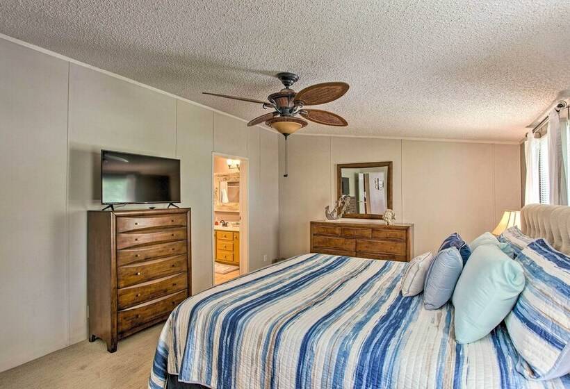 Lakefront Retreat W/ Dock, Bar Hut & Fireplace!