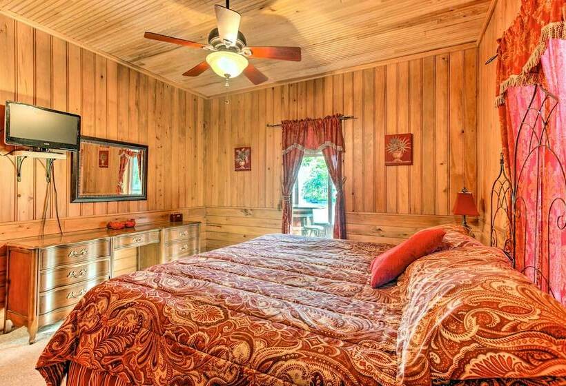 Lakefront Toledo Bend Cabin W/ Dock & Grill!