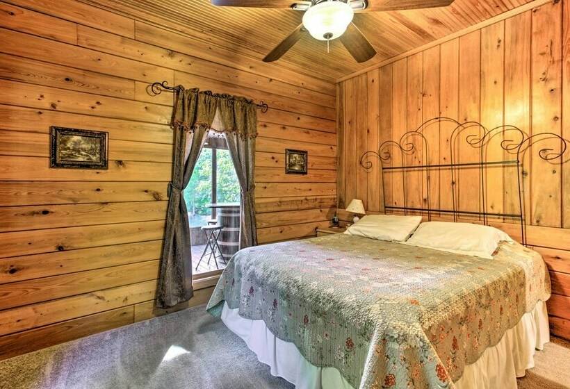 Lakefront Toledo Bend Cabin W/ Dock & Grill!