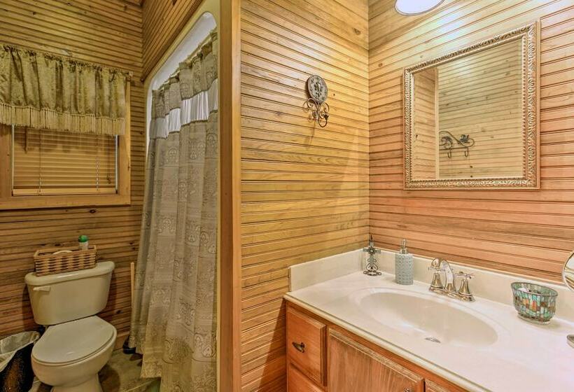 Lakefront Toledo Bend Cabin W/ Dock & Grill!