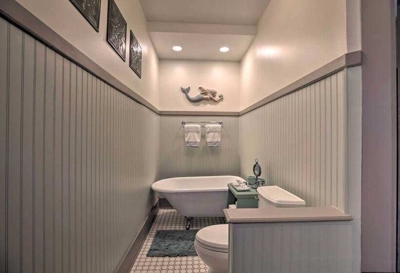 Luxe Lake Geneva Retreat In Downtown!