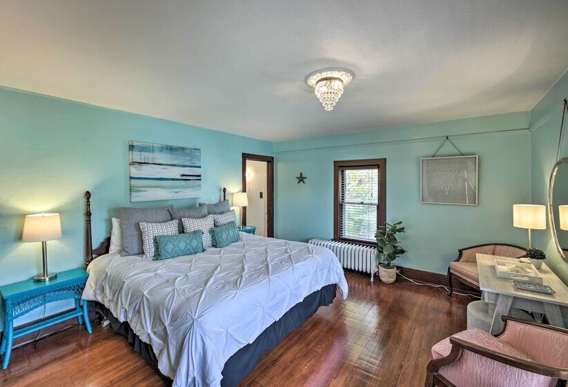 Luxe Lake Geneva Retreat In Downtown!