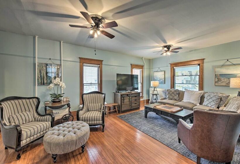 Luxe Lake Geneva Retreat In Downtown!