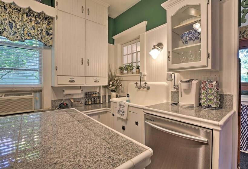 Luxe Lake Geneva Retreat In Downtown!