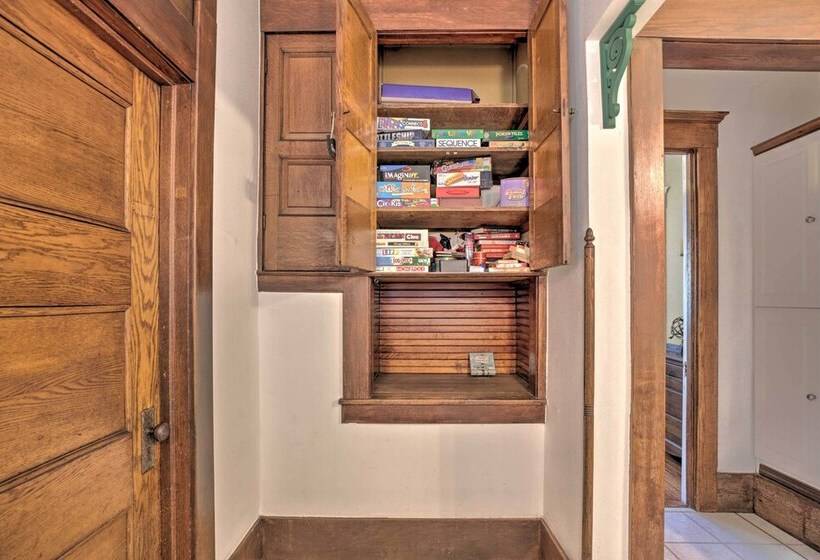 Luxe Lake Geneva Retreat In Downtown!