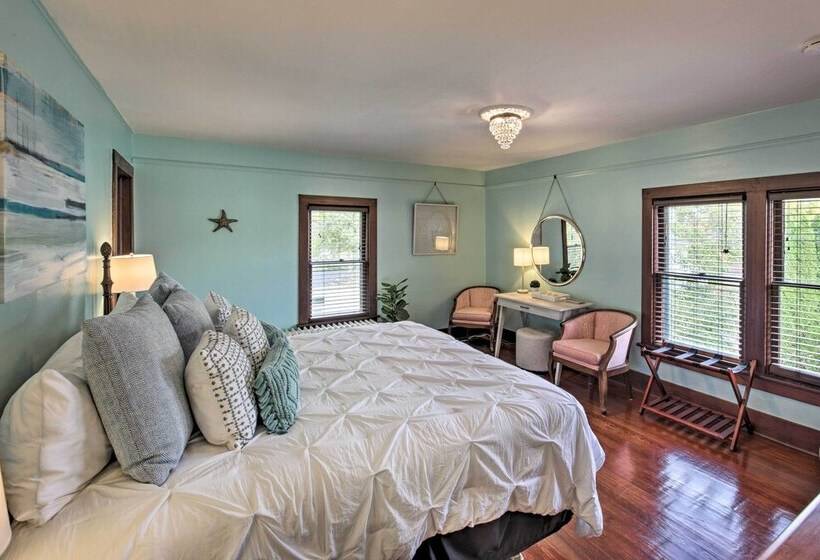 Luxe Lake Geneva Retreat In Downtown!