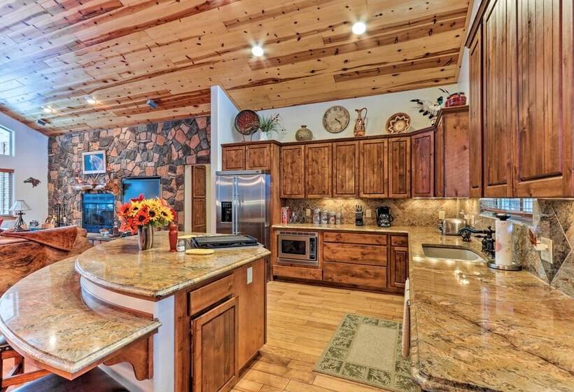 < 3 Mi To Pinetop Country Club: Luxe Cabin W/ Deck