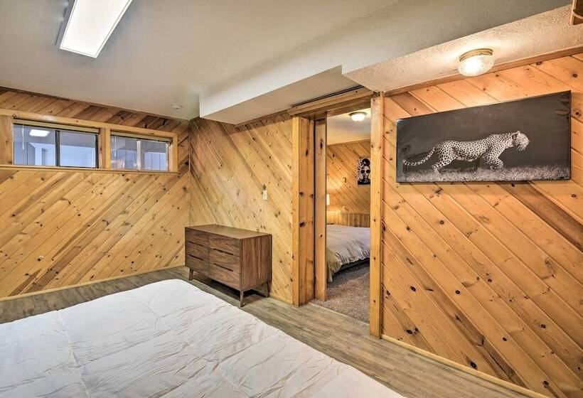 Luxe Escape W/ Decks, Mtn Views, Game Room!