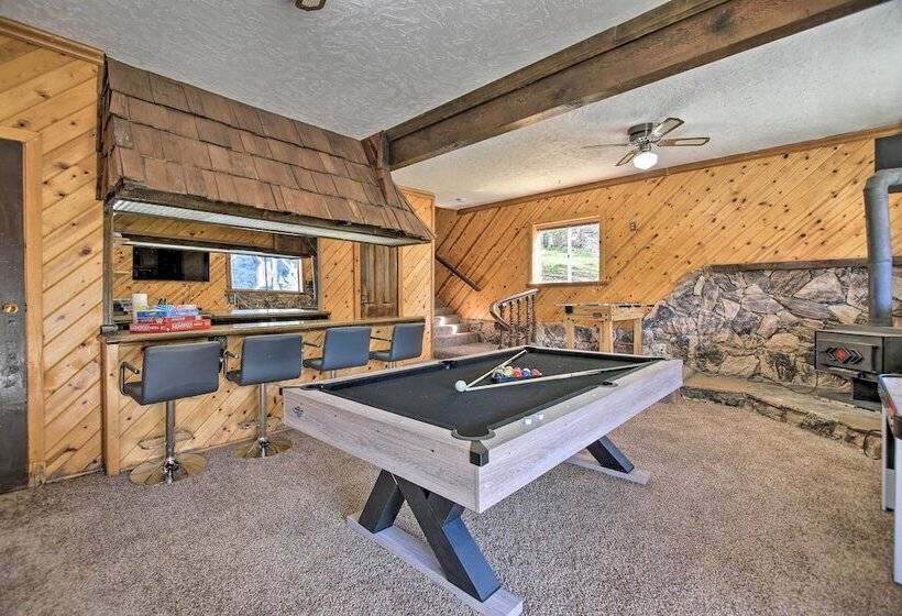 Luxe Escape W/ Decks, Mtn Views, Game Room!