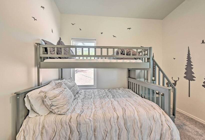 Mtn Views & Gas Fire Pit: Luxe Pine Escape!