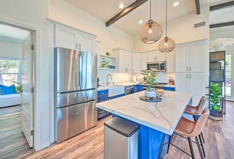 Mtn Views & Gas Fire Pit: Luxe Pine Escape!