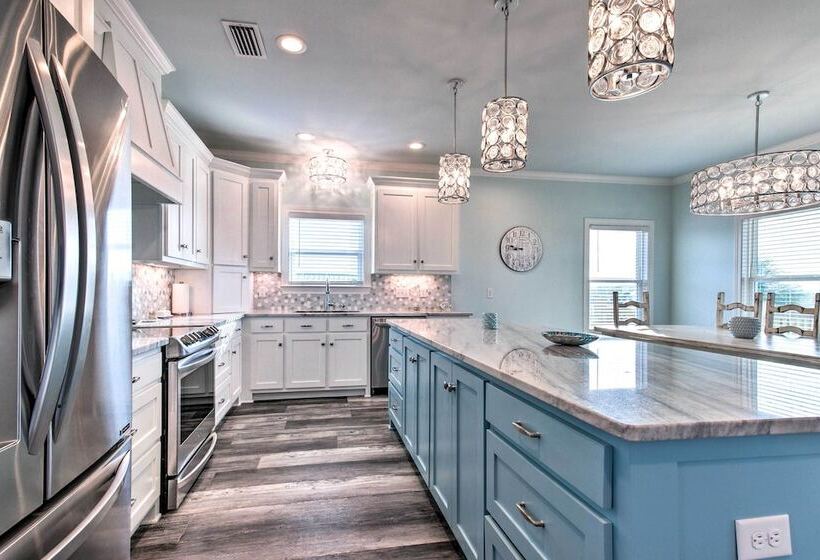 Luxe Stilted Home W/ Kayaks: Walk To Beach