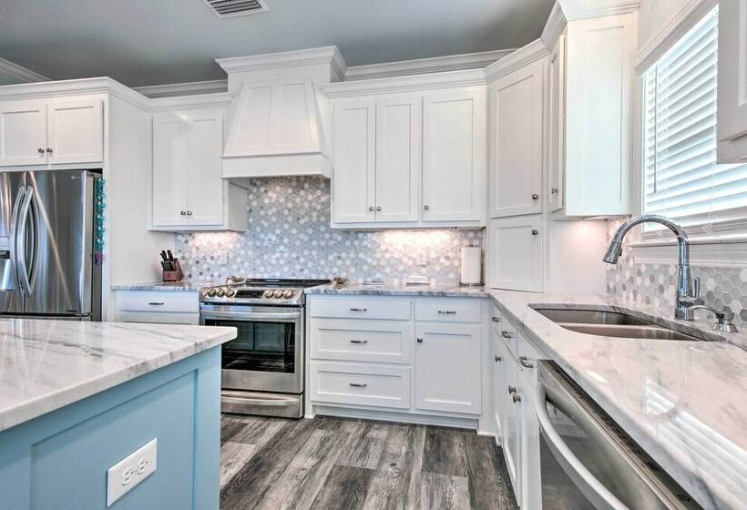 Luxe Stilted Home W/ Kayaks: Walk To Beach