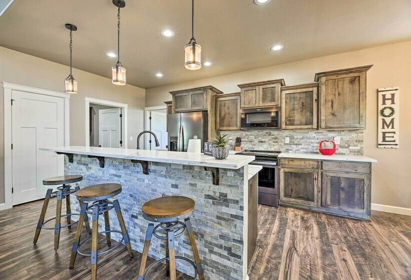 Luxe Cabin W/ Deck & Fenced Yard In Lakeside!