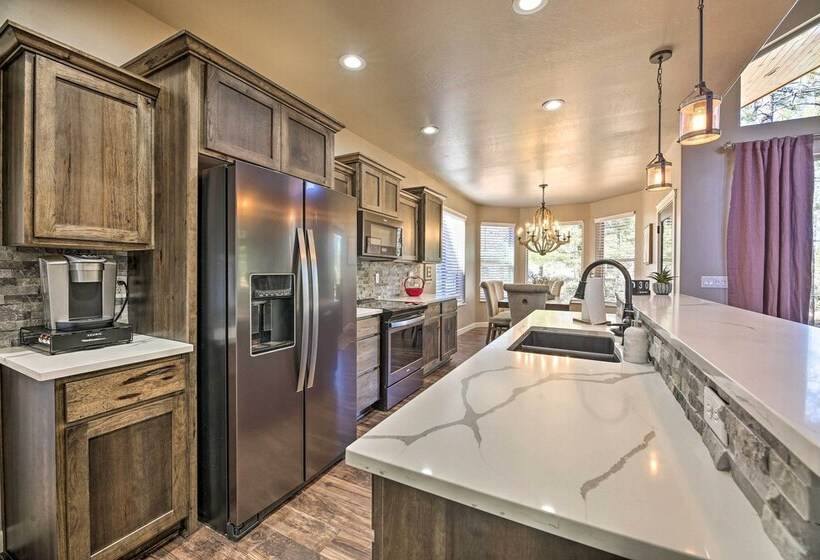 Luxe Cabin W/ Deck & Fenced Yard In Lakeside!