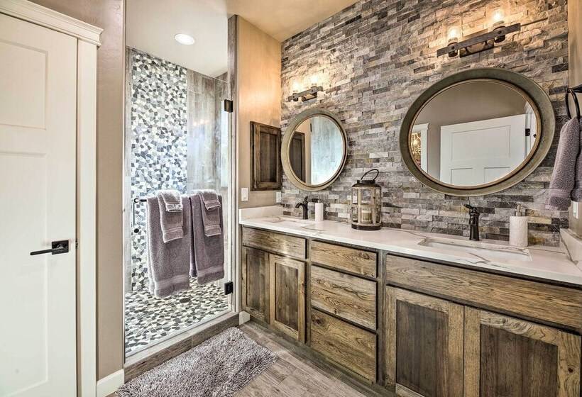 Luxe Cabin W/ Deck & Fenced Yard In Lakeside!