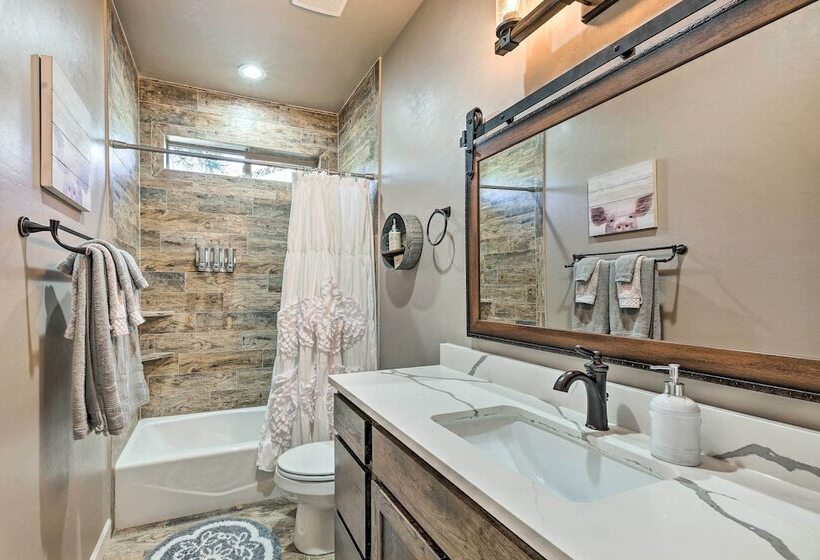 Luxe Cabin W/ Deck & Fenced Yard In Lakeside!