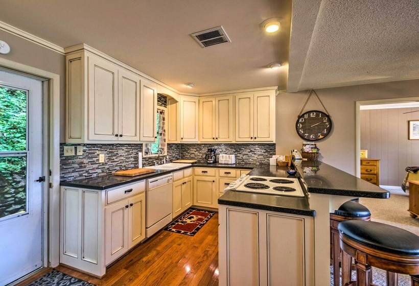 Maggie Valley Gem W/ Blue Ridge Mtn View + Hot Tub