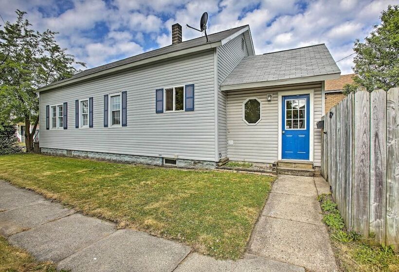 Manistee Home W/ Fire Pit ~ 2 Mi To Beach!