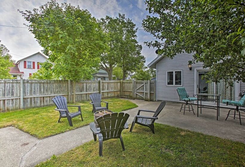 Manistee Home W/ Fire Pit ~ 2 Mi To Beach!