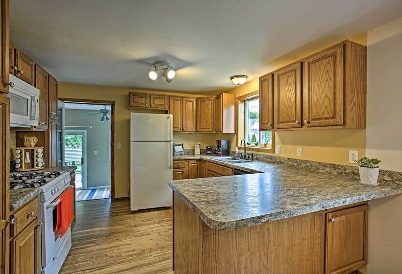 Manistee Home W/ Fire Pit ~ 2 Mi To Beach!