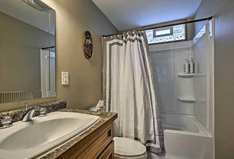 Manistee Home W/ Fire Pit ~ 2 Mi To Beach!