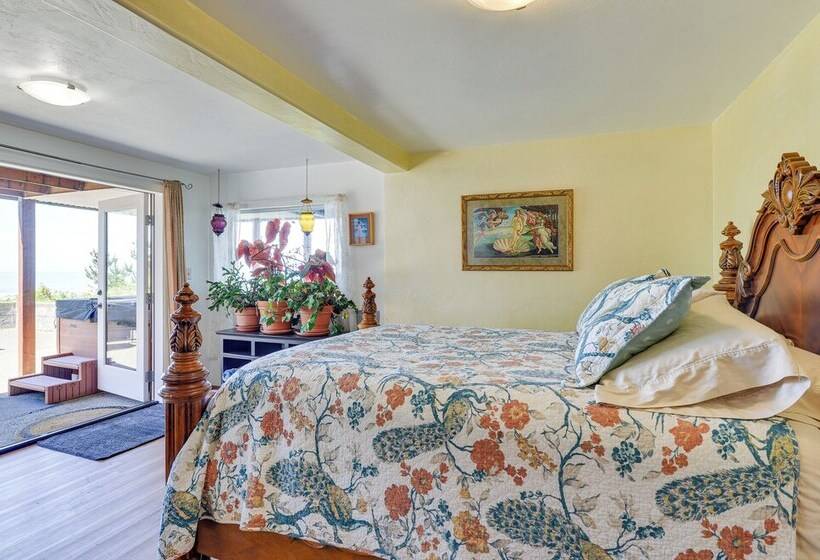Mckinleyville Getaway W/ Hot Tub & Ocean Views!