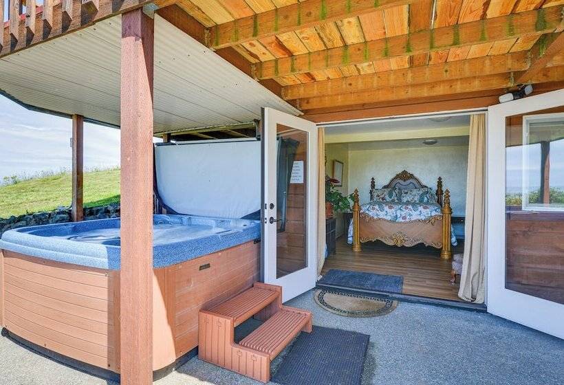 Mckinleyville Getaway W/ Hot Tub & Ocean Views!