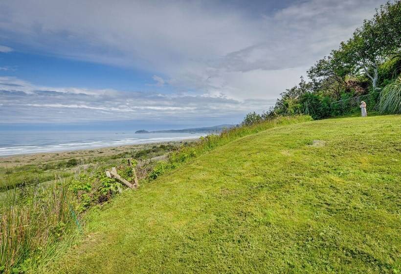 Mckinleyville Getaway W/ Hot Tub & Ocean Views!
