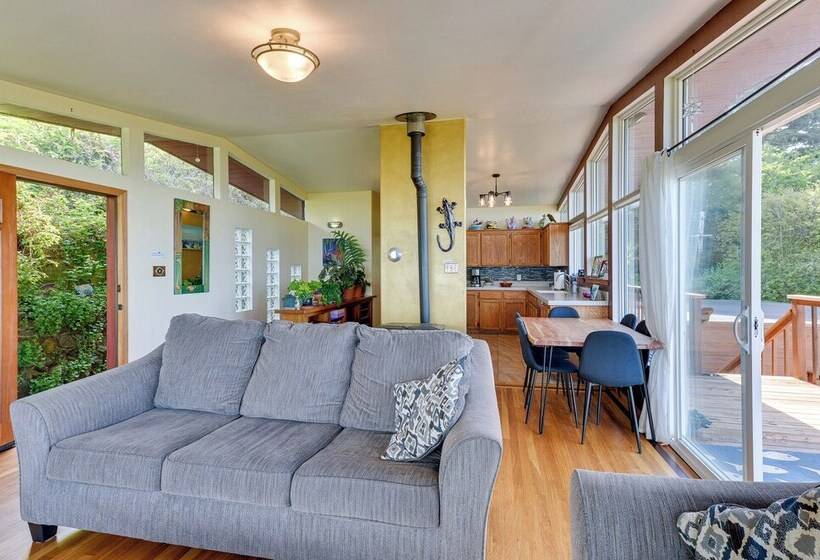 Mckinleyville Getaway W/ Hot Tub & Ocean Views!